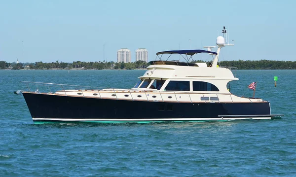 在迈阿密海滩附近的佛罗里达海岸内航道上的老式黑色和白色机动游艇 — 图库照片
