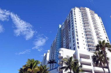 Florida Intra-Coastal suyolu Miami Beach Güney plaj bölümünde bakan lüks yüksek katlı condominium dış.