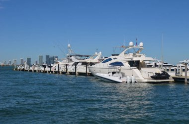 Motor Yat uzak arka planda Miami yüksek bina manzarası ile Miami Beach, Florida South Beach bölümünde bir Marina'da demirli.