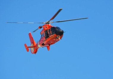 Sahil Güvenlik helikopteri Miami Beach, Florida sahil şeridi üzerinde devriye