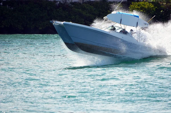 Twin Gepeld Motorboot Aangedreven Door Twee Buitenboord Motoren Racen Door — Stockfoto