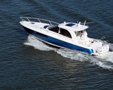 Kabin cruiser üç kıçtan takmalı motorlar kapalı Port Everglades Florida Intra-Coastal su yolu üzerinde seyir tarafından desteklenmektedir.