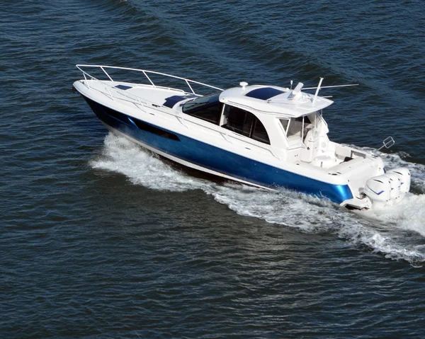 Cabin Cruiser Powered Three Outboard Engines Cruising Florida Intra Coastal — Stock Photo, Image