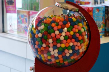 Bir Key West, Florida şeker dükkanında renkli sakız top satış makinesi