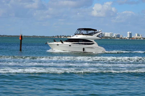 银白色的高端摩托艇在佛罗里达沿海内航道上巡航 背景是迈阿密北部的公寓和吊桥 — 图库照片