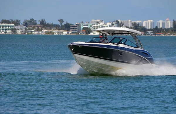 Silver White High End Motorboat Cruising Florida Intra Coastal Waterway — стоковое фото