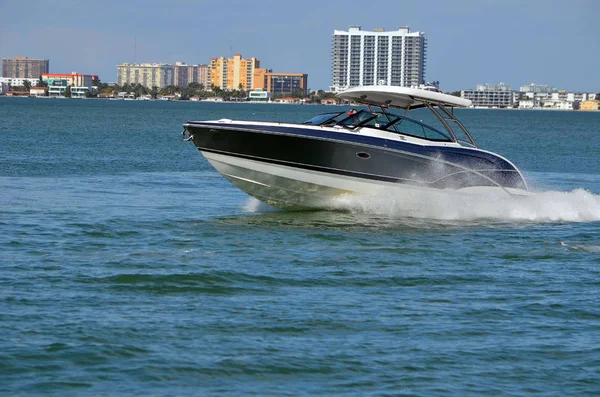 Barco Motor Gama Alta Plateado Blanco Que Cruza Florida Intra —  Fotos de Stock