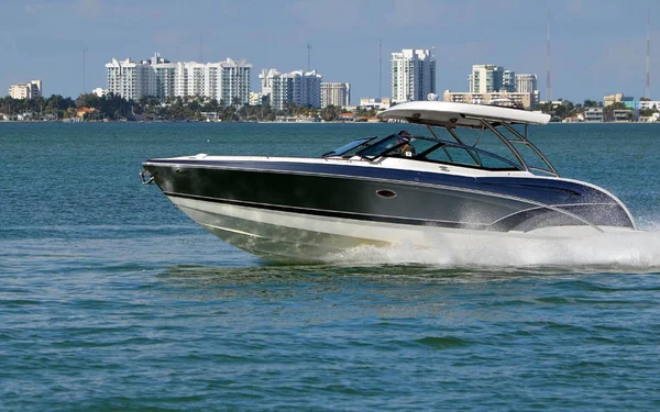 Barco Motor Gama Alta Plateado Blanco Que Cruza Florida Intra —  Fotos de Stock
