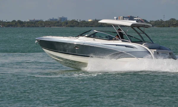 Bateau Moteur Haut Gamme Argent Blanc Naviguant Sur Florida Intra — Photo