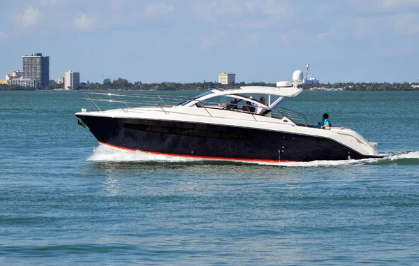Hochwertiges Schwarz Weißes Motorboot Auf Der Florida Binnenwasserstraße Vor Dem — Stockfoto