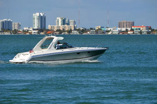 Barco Motor Blanco Plateado Gama Alta Que Cruza Florida Intra —  Fotos de Stock