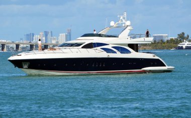 Miami Beach Florida Intra-Coastal su yolu üzerinde kapalı rölanti siyah ve beyaz Lüks Yat