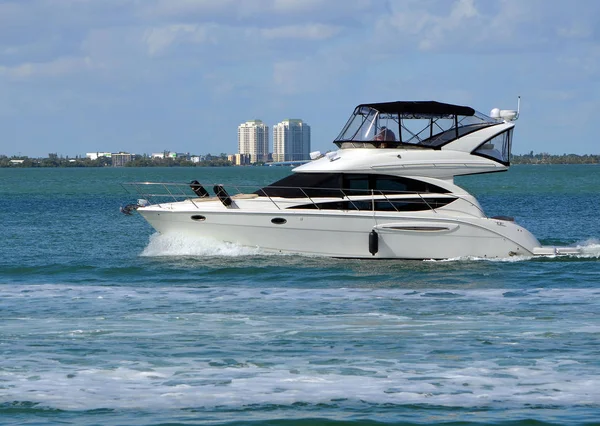白色豪华游艇在迈阿密海滩附近的佛罗里达沿海航道上缓慢巡航 — 图库照片