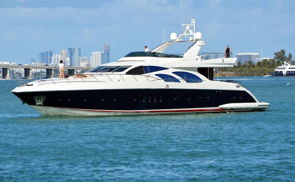 Black White Luxury Yacht Idling Miami Beach Florida Intra Coastal — Stock Photo, Image