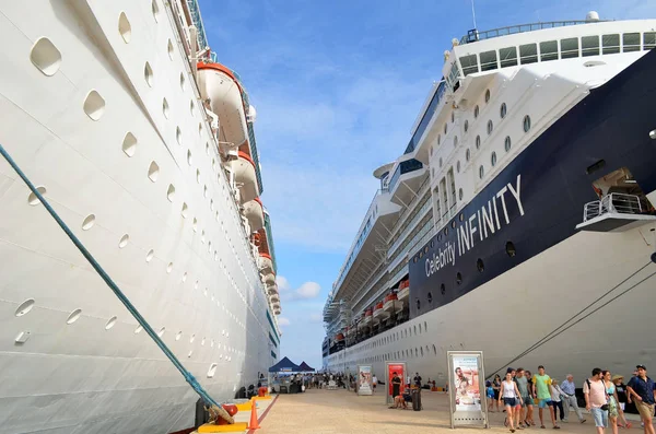 Utasok Kiszállása Két Hajó Kikötve Cruise Terminal Sziget Cozumel Mexikó — Stock Fotó