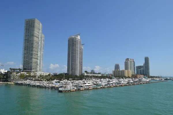 Miami Beach Florida Marina Manzaralı Lüks Kat Mülkiyeti Kuleleri — Stok fotoğraf