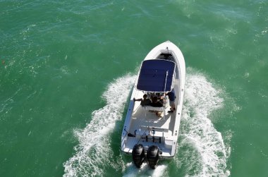 Bir spor balıkçı teknesi iki dıştan motorlu havai görünümü
