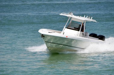 Beyaz spor balıkçı teknesi iki kıçtan takmalı Motorlar kapalı Miami Beach Florida Intra-Coastal su yolu üzerinde hızlandırmak tarafından desteklenmektedir