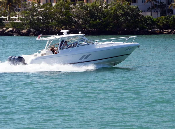 Sportfischerboot Angetrieben Von Drei Außenbordmotoren Kehrt Durch Regierungsschnitt Den Hafen — Stockfoto