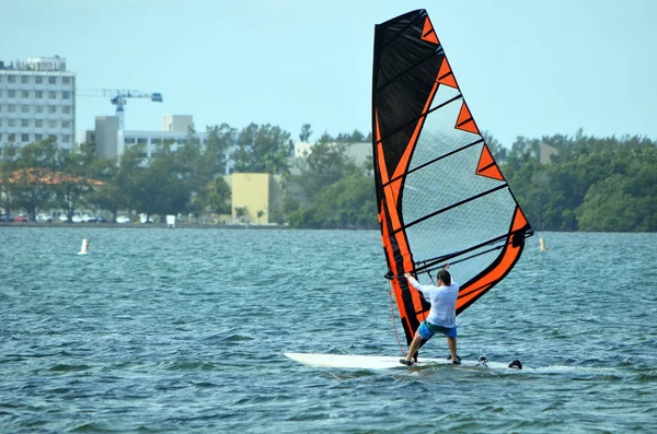 Windsurfer Απολαμβάνοντας Μια Πολύ Θυελλώδη Ημέρα Φλόριντα Επάνω Κόλπος Biscayne — Φωτογραφία Αρχείου