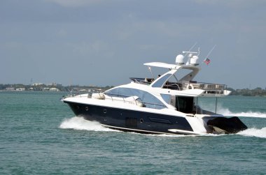 Miami Beach Florida Intra-Coastal suyolu ff seyir küçük siyah beyaz motor yat.