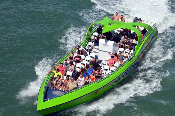 Hochgeschwindigkeits Ausflugsboot Auf Der Biscayne Bay Vor Dem Strand Von — Stockfoto