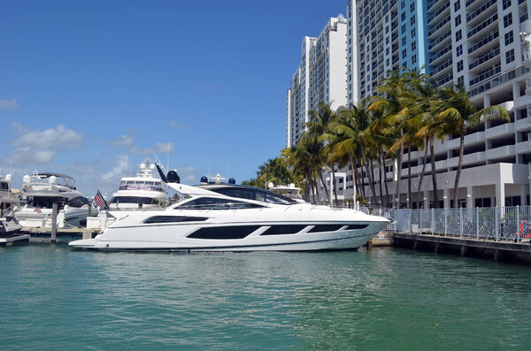 Роскошная белая моторная яхта пришвартована на пристани для яхт на юго-востоке Флориды
