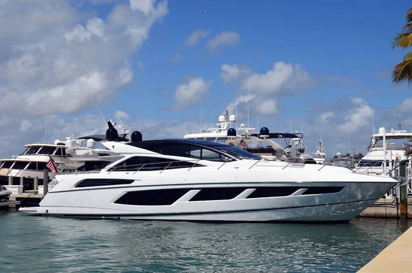 Luxury White Motor Yacht Moored Marina Southeast Florida — Stock Photo, Image