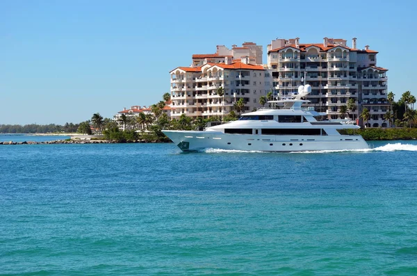 Cruzador Cabine Luxo Branco Florida Navegável Intra Costeira Fora Miami — Fotografia de Stock