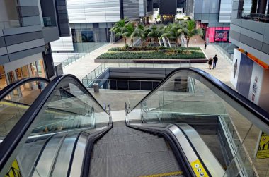 Miami, Florida 'da Brickell şehir merkezinde lüks ve çok modern bir alışveriş merkezi iç. 2016 yılında açılan bu yerel ve turistler için gezi yanı sıra alışveriş için popüler bir hedef olduğu kanıtlanmıştır. 13 Nisan 2019 tarihinde fotoğraflandı.
