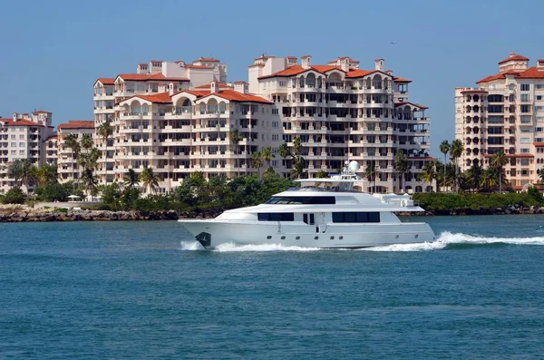 Luxurious White Motor Yacht Cruising Luxury Island Condo Buildings — Stock Photo, Image