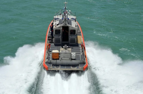 Vista Aérea Inclinada Barco Patrulha Guarda Costeira Que Volta Seu — Fotografia de Stock