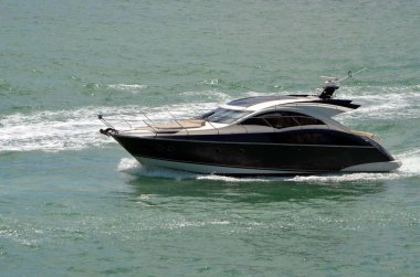 Miami Beach kapalı Florida İç-Kıyı Waterway üzerinde Lüks kabin kruvazörü