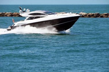 Miami Beach, Florida kapalı Hükümet Cut giriş üzerinde high-end kabin kruvazörü hız