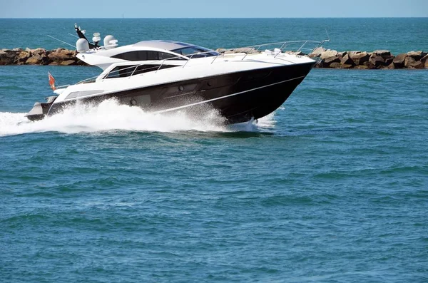 High End Cabin Cruiser Speeding Government Cut Inlet Miami Beach — Stock Photo, Image