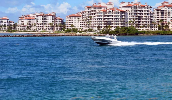 Lyx Sport Fiske Båt Fort Körning Förbi Condominiums Utanför Miami — Stockfoto