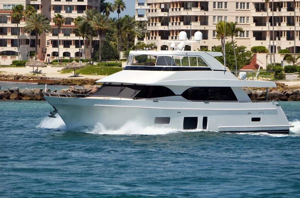 Luxury White Motor Yacht Cruising Luxury Condominium Buildings Island Miami — стоковое фото