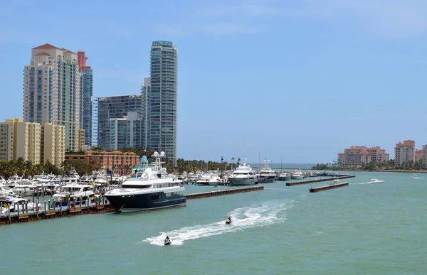 Luxury Condo Towers Overlooking Luxury Yachts Moored Marina Southeast Florida — Stock Photo, Image