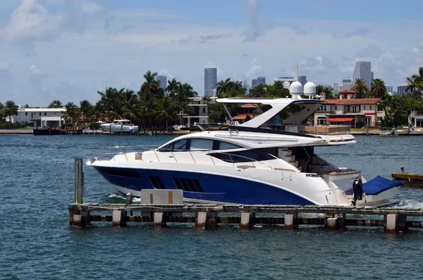 Cruzador Cabine High End Florida Intra Coast Waterway Aproximando Biscayne — Fotografia de Stock