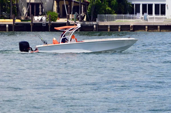 Bateau Pêche Sportive Élégant Sur Point Passer Pont Sur Chaussée — Photo