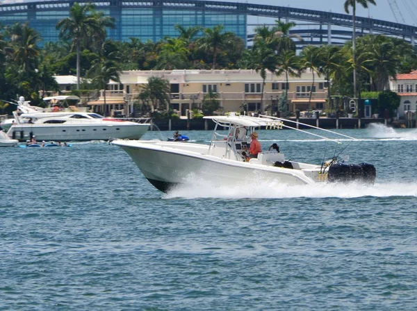 Barco Pesca Deportiva Impulsado Por Tres Motores Fuera Borda Exceso — Foto de Stock