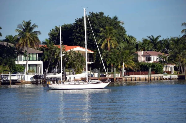 Segelbåt Med Två Mast Förtöjd Utanför Rivoalto Island Miami Beach — Stockfoto