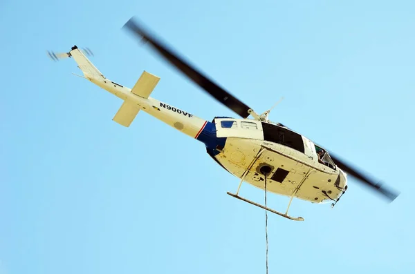 Легкий Промышленный Вертолет Поднимает Тяжелое Строительное Оборудование Крышу Многоэтажного Здания — стоковое фото