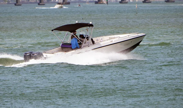 Motorbootantrieb Durch Zwei Außenbordmotoren Die Auf Der Biscayne Bay Vor — Stockfoto