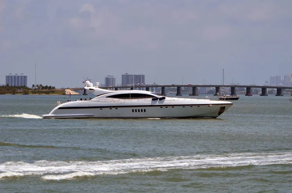 Lyx Motor Yacht Långsamt Cruising Biscayne Bay Utanför Miami Beach — Stockfoto