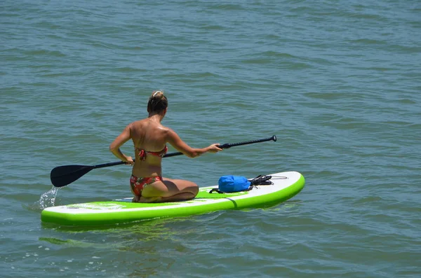 Young Woman Paddle Boarding Biscayne Bay Miami Beach Florida — Stock Photo, Image