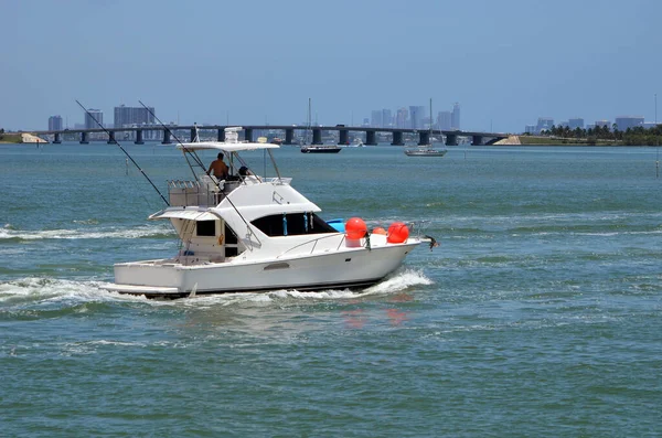 White Sport Fishing Boat Open Sedan Bridge Florida Intra Coastal — Stock Photo, Image