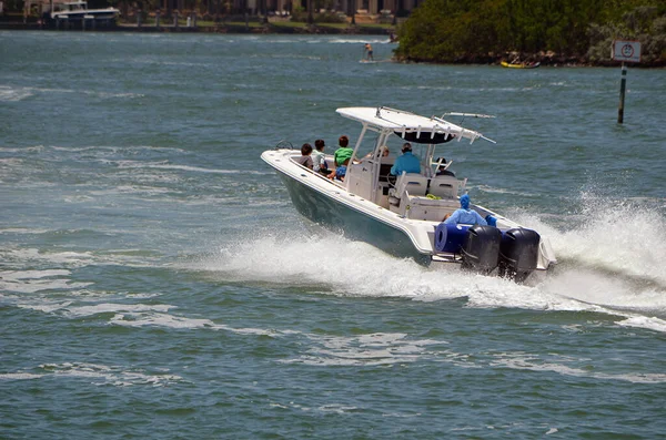 Famille Profitant Une Croisière Grande Vitesse Dans Bateau Pêche Sportive — Photo