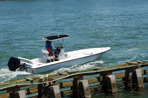 Barco Pesca Deportivo Abierto Blanco Con Consola Central Con Dosel —  Fotos de Stock