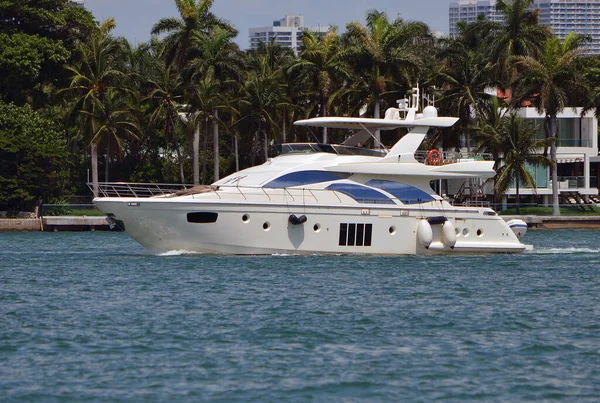 Medelstor Lyxig Motorbåt Florida Intra Coastal Waterway Nära Miami Beach — Stockfoto